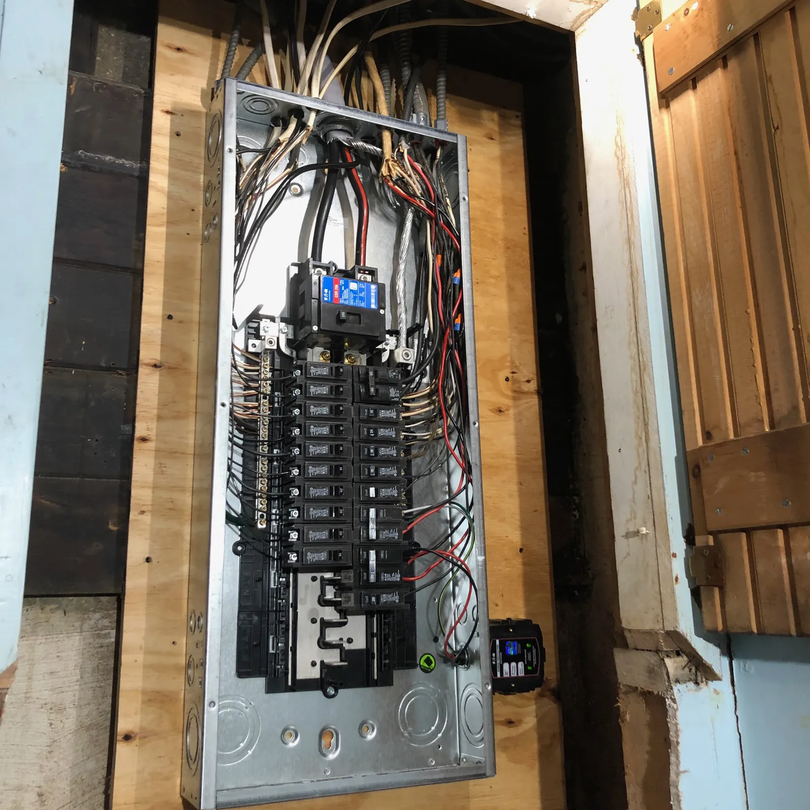 new residential electrial service box installed by unlimited electric